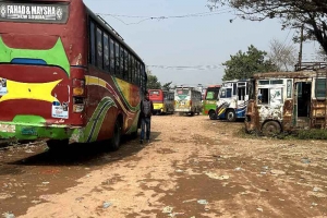 বাসস্টেশন এখন গলার কাঁটা