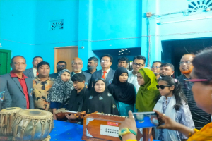 প্রতিবন্ধী শিক্ষার্থীদের মধ্যে এপেক্স বাংলাদেশের মৌসুমি ফল ও গাছের চারা বিতরণ