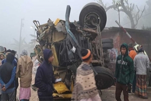 ট্রাকে ট্রেনের ধাক্কা, নিহত ২