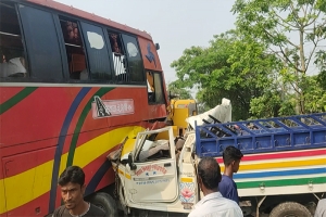 হবিগঞ্জে বাসচাপায় পিকআপ ভ্যানের চালক-হেলপার নিহত