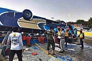 পাকিস্তানে টায়ার ফেটে বাস খাদে পড়ে ২৮ যাত্রী নিহত