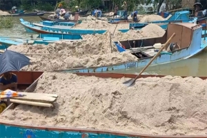 সুনামগঞ্জে ২৬টি বাল্কহেড বোঝাই বালু পাথর আটক