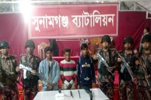 সিলেট সীমান্তে ভারতীয় লং রেঞ্জ স্যূটিং রাইফেলসসহ আটক- ৩ 