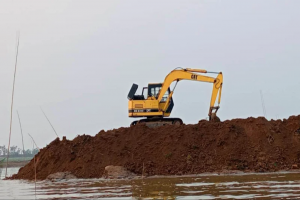তাহিরপুরে দায়সারা মাটি ফেলে বানানো হচ্ছে বাঁধ