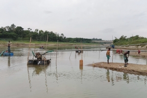 নিয়ম ভেঙে তোলা হচ্ছে বালু, ঝুঁকিতে সেতু