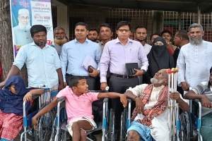 মাধবপুরে প্রতিবন্ধী ব্যক্তিদের মধ্যে হুইল চেয়ার বিতরণ