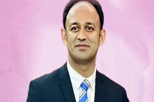 প্রধানমন্ত্রীর ত্রাণ তহবিলের শাড়ি বন্ধুদের দিলেন ব্যারিস্টার সুমন