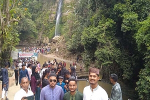 ঈদের আনন্দে মাধবকুণ্ডে প্রকৃতিপ্রেমীদের ভিড়   