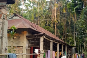 মৌলভীবাজারে ঝুঁকিপূর্ণ স্থানে বিদ্যুৎ সঞ্চালন লাইন, আতঙ্কে গ্রামের মানুষ