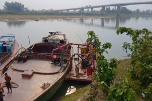 কুশিয়ারায় ড্রেজার দিয়ে বালু উত্তোলন, ঝুঁকিতে রাণীগঞ্জ সেতু