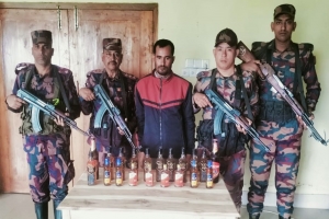 কার্টুনভর্তি মদ মাছের চালান সহ ৭৬ লাখ টাকার মালামাল জব্দ,মাদক চোরাকারবারি আটক