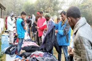 হাড়কাঁপানো শীতে চা শ্রমিকদের ভরসা ফুটপাত