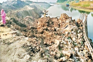 করচার হাওরে ধসে গেছে বেকা ও হরিমণের বাঁধ