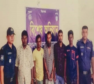 মধ্যনগরে ২৪ বস্তা চোরাই চিনিসহ আটক ৫
