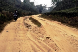 কমলগঞ্জে ক্যামেলিয়া-ডবলছড়া খাসিয়াপুঞ্জি কাঁচা সড়কে খানাখন্দ, জনদুর্ভোগ