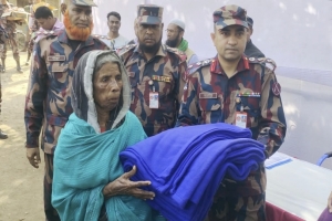 সুনামগঞ্জে শীতার্তদের মাঝে শীতবস্ত্র বিতরণ করেছে বিজিবি