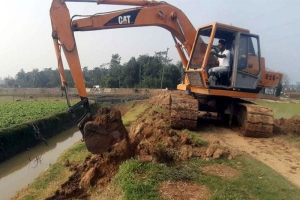 হবিগঞ্জে বাঁধের মাটি দিয়েই বাঁধ সংস্কার