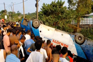 পর্যটক বহকারি বাস খাদে নিহত ২  আহত ১০