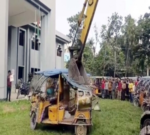 একই নম্বর প্লেটে চলছিল চারটি ইজিবাইক  