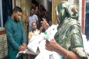 জুড়ীতে বন্যার্তদের খাদ্য সামগ্রী বিতরণ করেন : প্রবাসী আব্দুর রব 