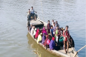 সুরমা নদী পারাপারে ১০ টাকা ভাড়া আদায়
