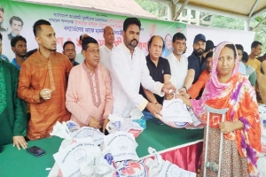সুনামগঞ্জে বন্যার্ত মানুষের মধ্যে যুবলীগের ত্রাণ বিতরণ