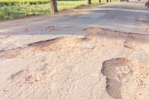 সংস্কারের অভাবে বেহাল কমলগঞ্জ-আদমপুর সড়ক